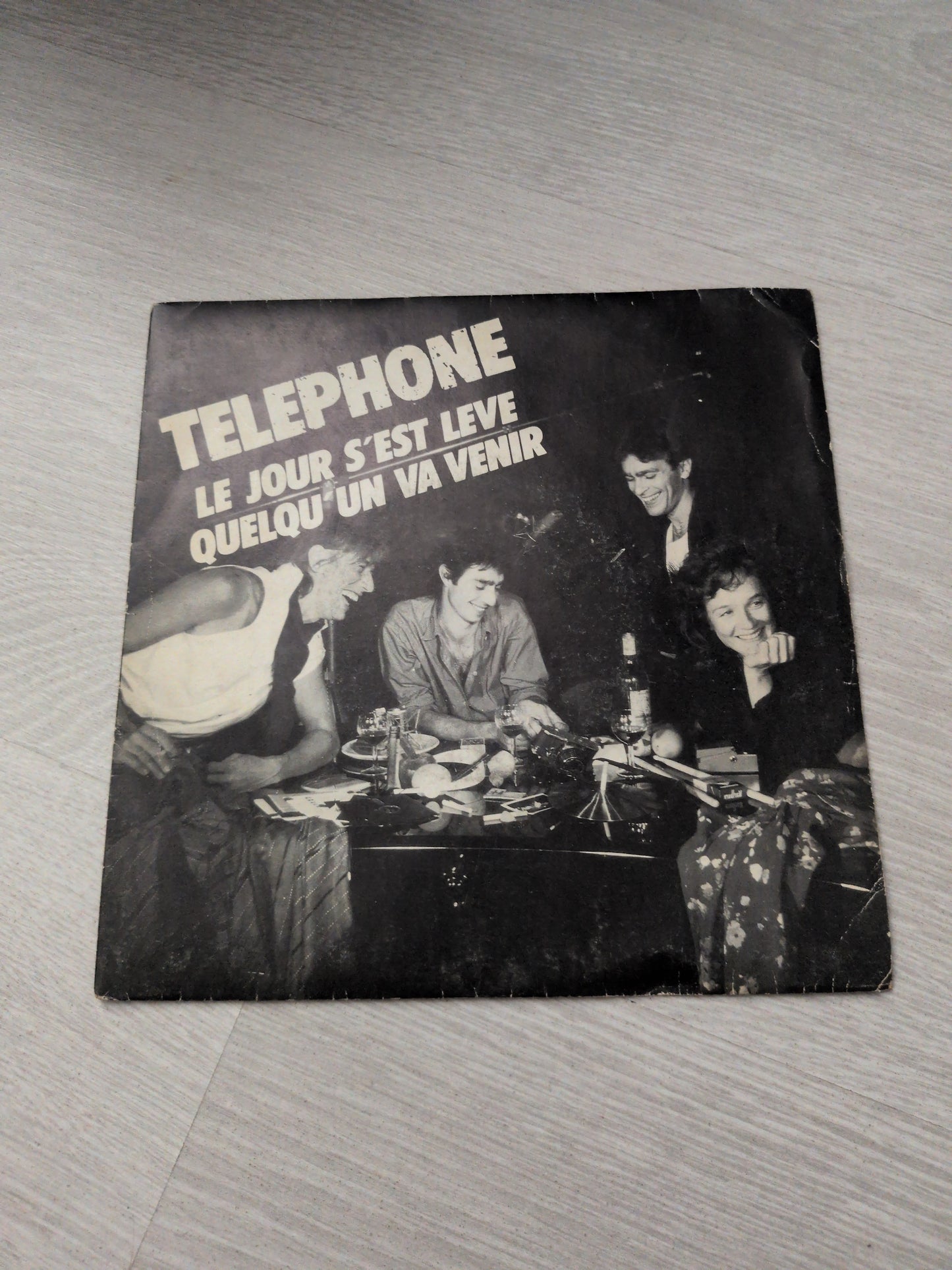 Téléphone - Le jour s'est levé/ Quelqu'un va venir