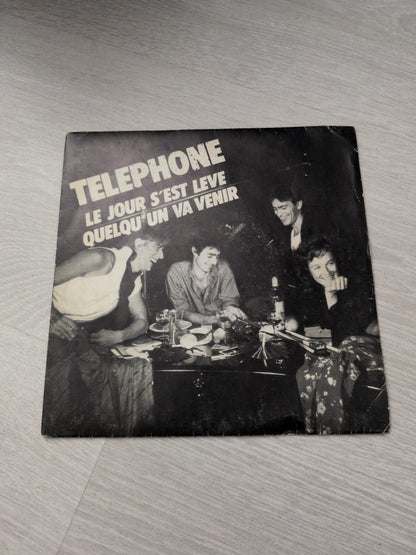 Téléphone - Le jour s'est levé/ Quelqu'un va venir