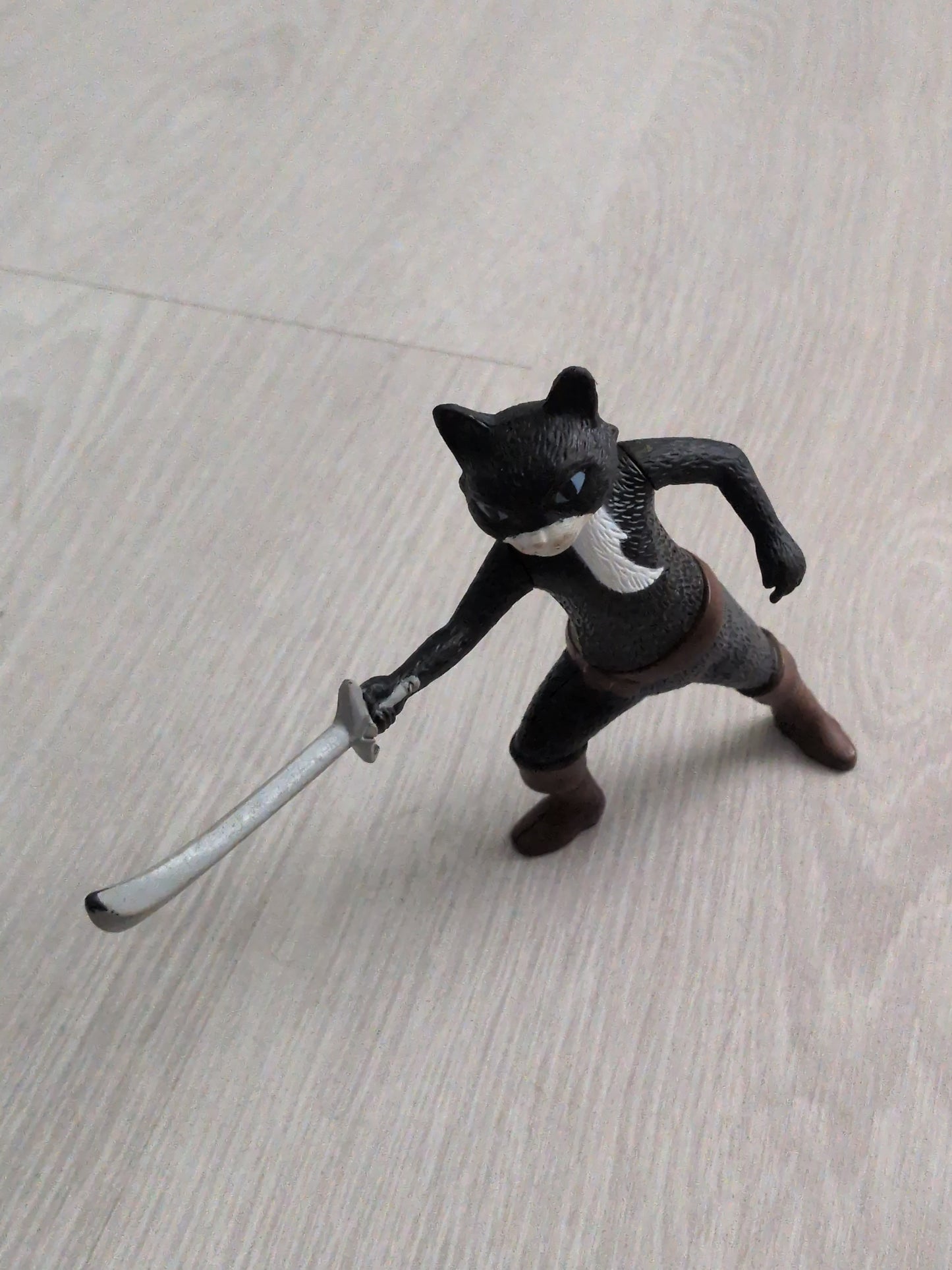 Figurine Kitty pattes de velours - Macdonald