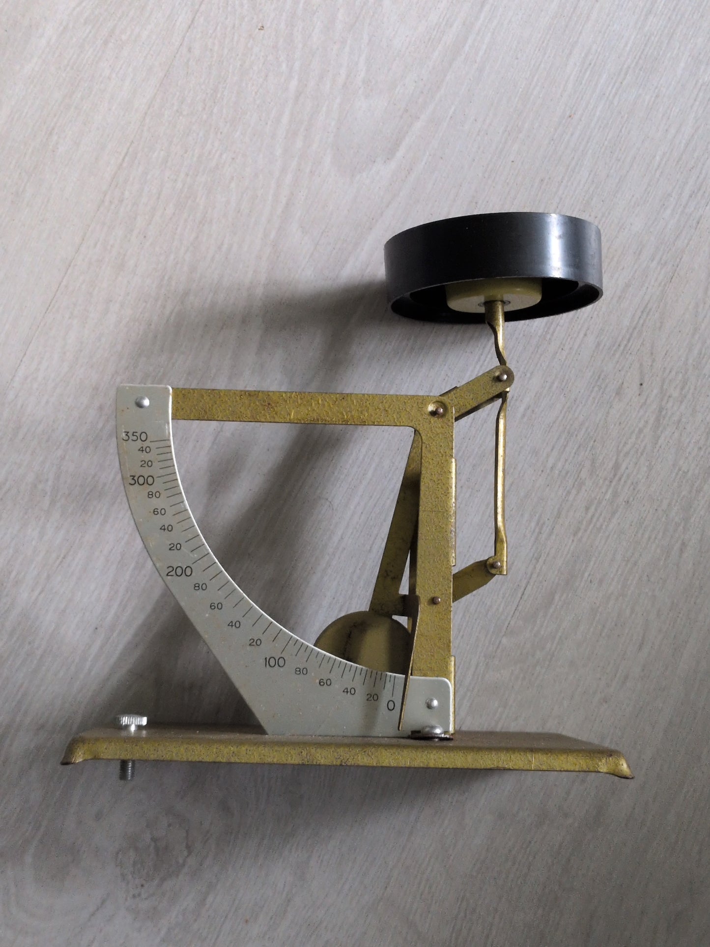 Ancienne balance métallique