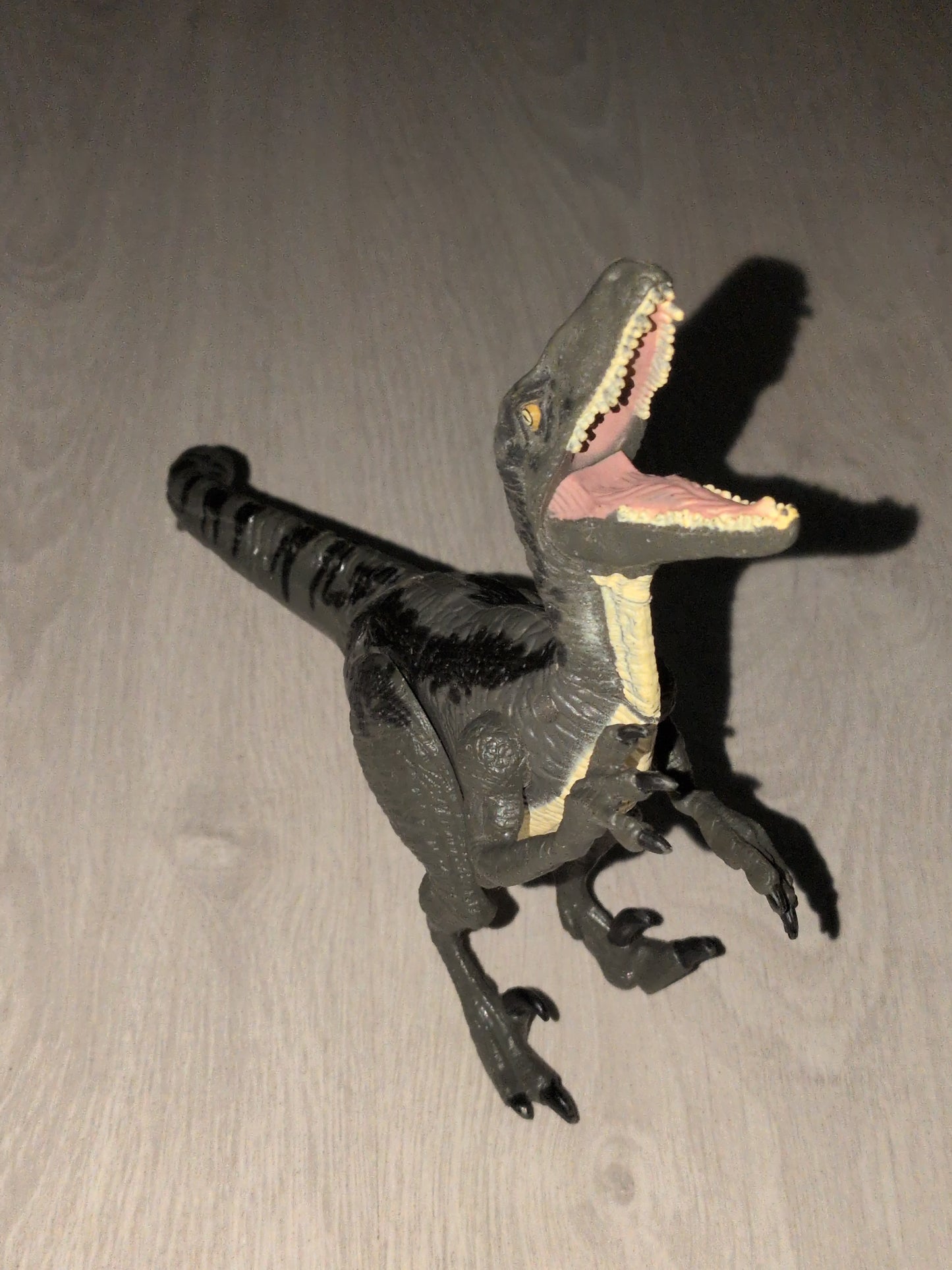 Figurine vélociraptor