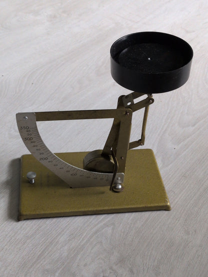 Ancienne balance métallique