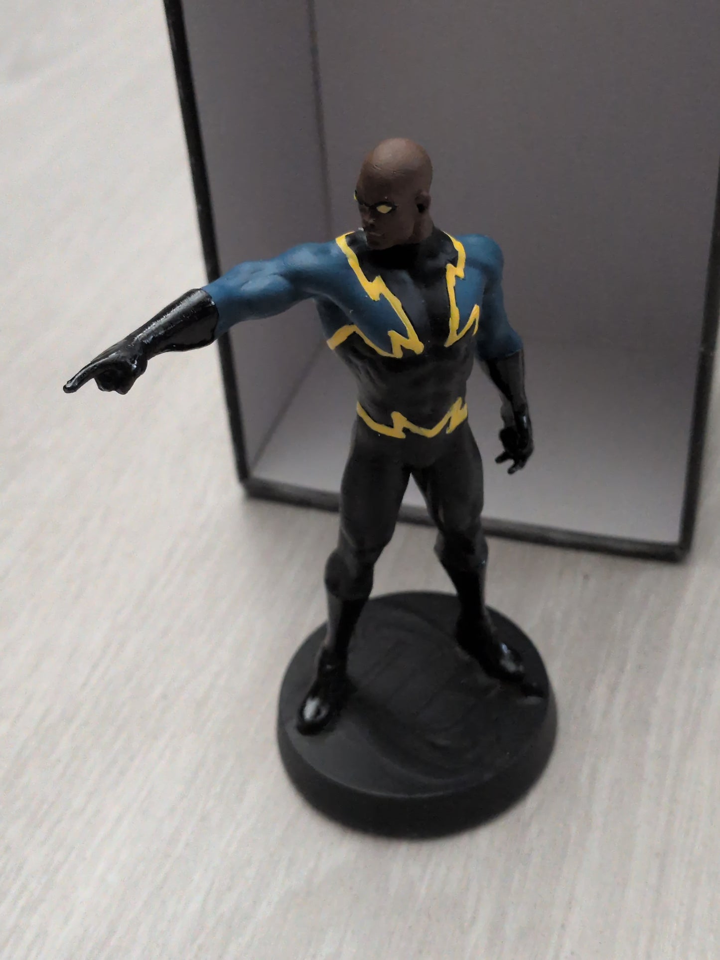 Black lightning/Éclair noir